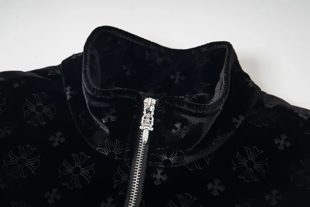 P390 Model No. Y655 Chromehearts/Chrome Hearts Dark Pattern Baseball Jacket Channel Boutique The most popular baseball jacket among fashionable men and fashionable women. There are versions at all levels in the market (you must compare the details). The most powerful quality control has been producing and researching baseball uniforms for 7 years. The details are exquisite. With it, you are the most beautiful boy in the world. The paint-coated full-face four-button buckle (button with LOGO), the average weight of the fabric is nearly 900 grams, and it is made of wool + eyeliner blended, custom-woven and dyed wool with high color fastness. The lining is made of silky and delicate cupro fiber! The texture is thick, the color is more uniform and beautiful, and the sharp edges and corners are full of three-dimensionality, showing laziness, casualness, and youthful vitality! size：M-XXL